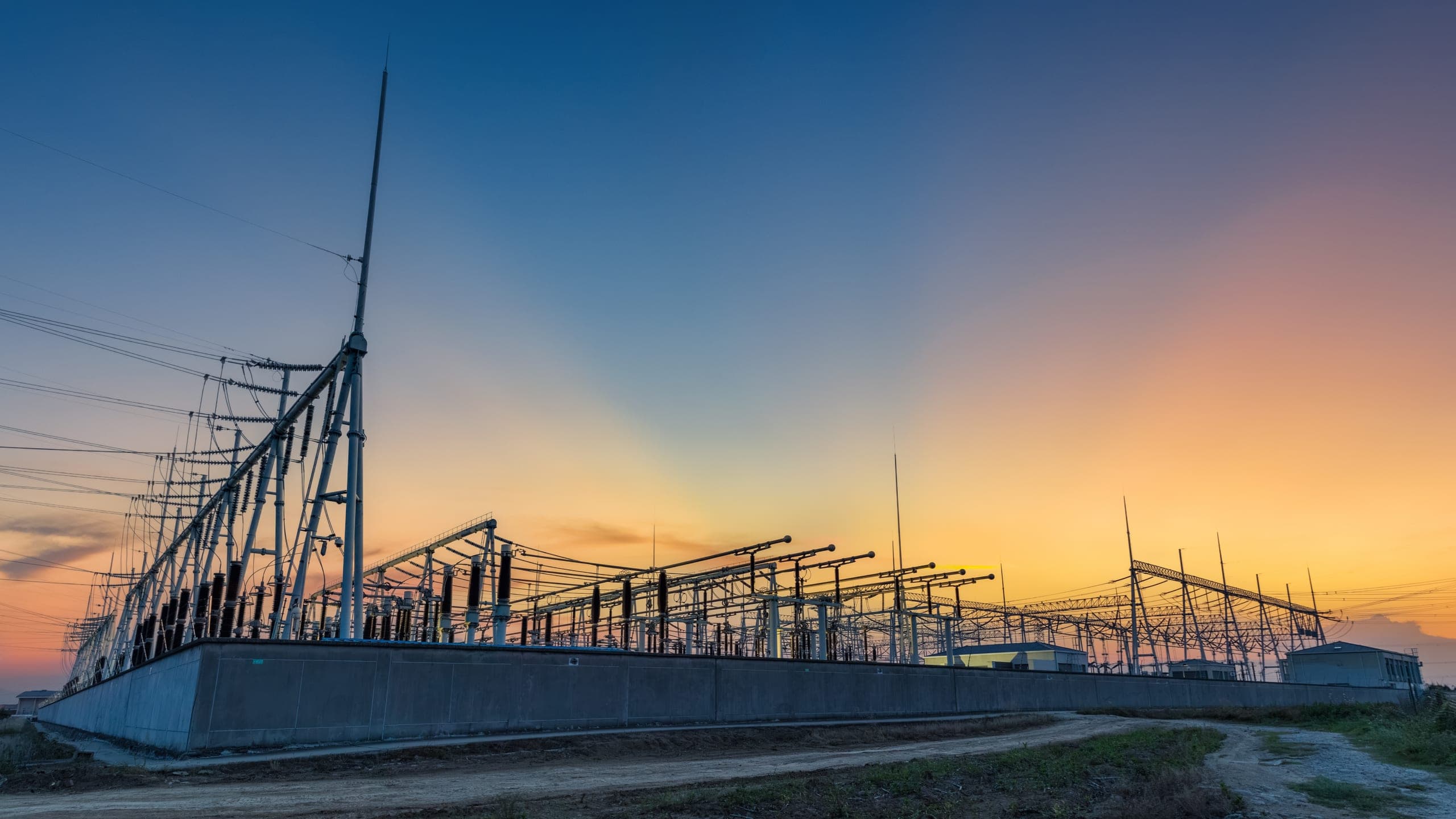 OPAL-RT and RTDS real-time simulators coupled via a fiber-optic Aurora link for co-simulation.